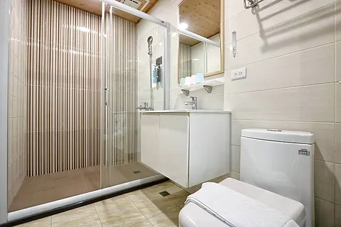 Wood-paneled shower stall, dry-wet separated