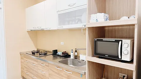 親子館室內溜滑梯與球池正面視角，拱門造型入口